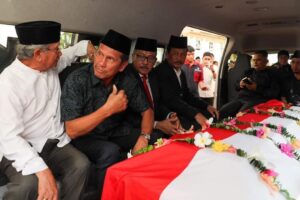 Bersama HMR, Jefridin Antarkan Jenazah Dato’ Nyat Kadir Hingga ke Liang Lahat