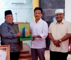 Didampingi Rafiq, HMR Terima BKPRMI Award Usai Salat Jumat di Masjid Al Azhar