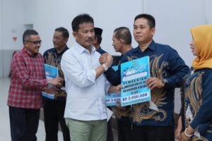 KATA FOTO: HMR Serahkan Insentif Sebagai Apresiasi Kontribusi Ketua RT/RW se-Batuaji