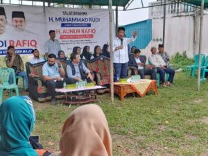 KATA FOTO: Hujan Tak Goyahkan Kecintaan Warga Seijang & Kotapiring kepada Rudi-Rafiq
