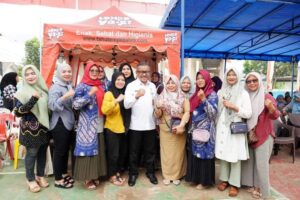 Emak-emak Tembesi Semangat Dilatih Cara Memilah Sampah Organik Menjadi Kompos