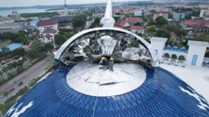 KATA FOTO: Patah Dihantam Badai, Makara Masjid Agung Raja Hamidah Batam Diperbaiki