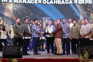 KATA FOTO: Luar Biasa Peduli, HMR Bagikan Bonus Juara Umum Batam di Popda IX Kepri