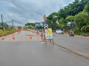 Satu Sisi Jalan Depan PT Hijrah Sudah Dicor, Kini Kendaraan Bisa Mulus Meluncur