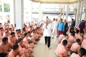 Bagai Anak dengan Sang Bunda, Marlin Rudi Akrab Bertemu Siswa SMAN 1 Bintan Utara