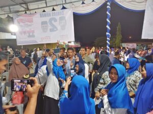 Heboh… Emak-emak Berjilbab Biru Serbu Kampanye HMR Gubernur Kepri di Duriangkang