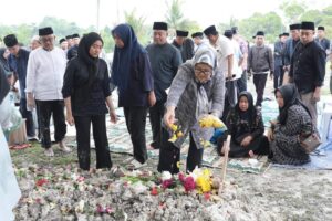 Diiring Tangis, Sekda Jefridin Makamkan Ibunda, Plt Gubernur Marlin Ikut Tabur Bunga