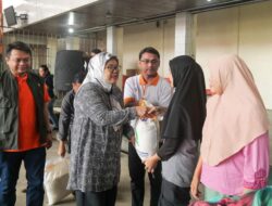 Emak-emak Berseri-seri Menerima Bantuan Pangan Pemerintah dari Marlin Rudi