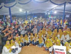 Heboh, Emak-emak Kibarkan Spanduk “Kepri Ganti Gubernur” Sambut HMR di Tamanraya