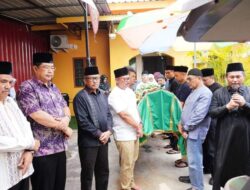 Jefridin Antar Jenazah Ibu Asisten Ekbang Setdako Batam hingga Peristirahatan Terakhir