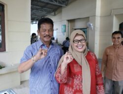 Nyoblos Berdua Marlin, HMR Datang ke TPS 017 Paling Awal untuk Motivasi Warga Memilih