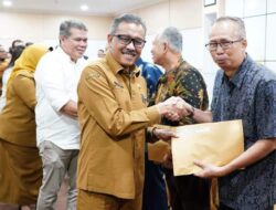 Terima SK & Sagu Hati, Kadisduk Capil & 12 ASN Pemko Batam Masuki Masa Pensiun