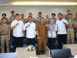 Amsakar Ijazahkan Tiga Pusaka Keberhasilan dalam Bekerja kepada 28 Praja IPDN