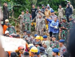 Jefridin Kawal Langsung Proses Evakuasi Korban Tertimbun Longsor di Tiban Koperasi