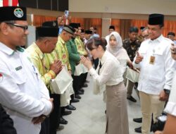 Beri Salam & Bungkukkan Badan, Sikap Santun Claudia ke Mubalig Batam Bikin Kagum