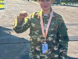 Pakai Baju Loreng, Li Claudia Kepalkan Tangan, Siap Jalani Retret di Lembah Tidar