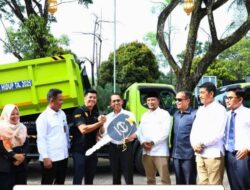 Amsakar Jawab Keluhan Masyarakat Batam Soal Sampah dengan 14 Truk Sampah Baru