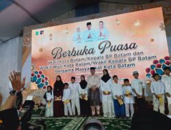 Buka Bersama Dipadati Warga, Amsakar Serahkan Santunan untuk Seribu Anak Yatim