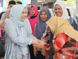 Biasa Merakyat, Erlita Terjun Bareng Kader PKK Sosialisasikan Pilah Sampah dari Rumah