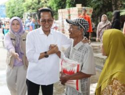 Amsakar Rangkul Warga Tak Mampu saat Bagikan 2.200 Paket Sembako Utama Group