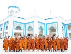 Tiba di Batam, Sekda Sambut Hangat 38 Biksu Jalan Kaki dari Thailand ke Borobudur