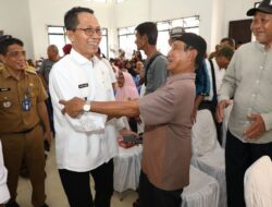Amsakar Dihujani Pelukan saat Bagikan Bansos untuk Lansia di Belakangpadang