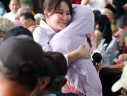 Tak Cuma Bansos, Peluk & Salam Saranghae pun Li Claudia Kasih demi Bahagiakan Lansia