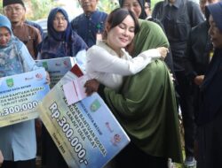 Serahkan Bansos untuk 531 Lansia, Senyum & Pelukan Li Claudia Bikin Hati Ibu-ibu Tentram