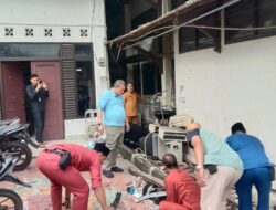 Jajaran Disduk Batam Bersih-bersih Kantor & Perbaiki Atap Teras Supaya Warga Nyaman