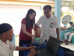 Laut Tak Adang Disdukcapil Jemput Bola Rekam e-KTP hingga ke Pulau Subangmas