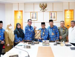 Kantor Pertanahan Serahkan 20 Dokumen Sertifikat atas Aset Tanah Milik Pemko Batam