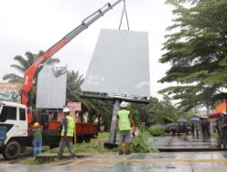 Satu per Satu Reklame Liar “Segede Gaban” Dirobohkan, Kali ini di Simpang Graha Kadin