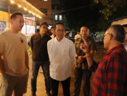 Tak Peduli Malam, Amsakar Kawal Langsung Pembongkaran Reklame Raksasa Tak Berizin