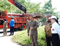Kerahkan Crane, Li Claudia Tandem Jefridin, Bongkar Reklame Tak Berizin di Batamcenter
