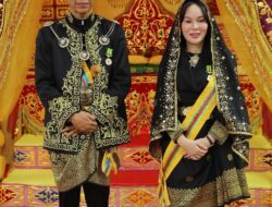 ESAI FOTO: Agungnya Penabalan Amsakar: Datuk Setia Amanah, Li Claudia: Datuk Setia Bijaksana