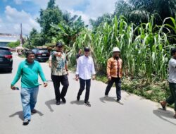 Panas-panasan, Amsakar Turun Langsung Cek Penyebab Banjir Seilekop & Beri Solusi