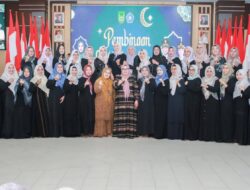 Erlita Tutup Pembinaan Akhlak Mulia dengan Teladan Berbagi kepada Petugas Kebersihan