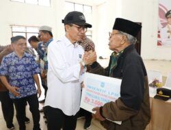 Amsakar Bagikan Insentif, Ketua RT/RW di Belakangpadang Senang Bukan Kepalang