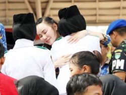 Menggetarkan, Usai Upacara Sumpah Pemuda, Li Claudia Peluk Anggota Paskibraka