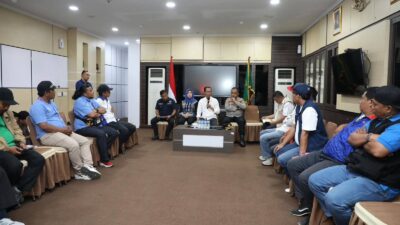 Peduli, Amsakar Duduk Sejajar dengan Buruh yang Demo di Depan Gedung Pemko Batam