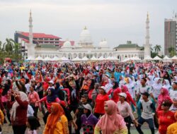 Ribuan Warga Bersuka Ria Kala Erlita Ikut & Berbaur di Senam Sehat Kota Batam 2025