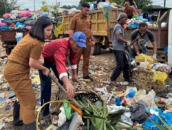 Tanpa Masker & Sarung Tangan, Lurah Perempuan ini Turun Cangkul Sampah di TPS