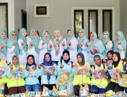 Erlita Bagi Bantuan Beras & Mukena untuk Satgas Kebersihan: Mereka Perempuan Hebat!