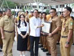 Apel Perdana 2026, Amsakar-Li Claudia Beri Penghargaan ASN Pemko Batam Berintegritas