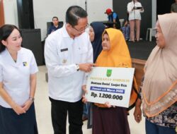 Lansia-Kader Posyandu Terharu, Amsakar-Li Claudia Tambah Nilai Bansos jadi Rp500 Ribu