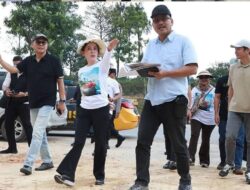 Minggu, Li Claudia Pilih Blusukan ke Titik Banjir Happy Garden agar Warganya Nyaman
